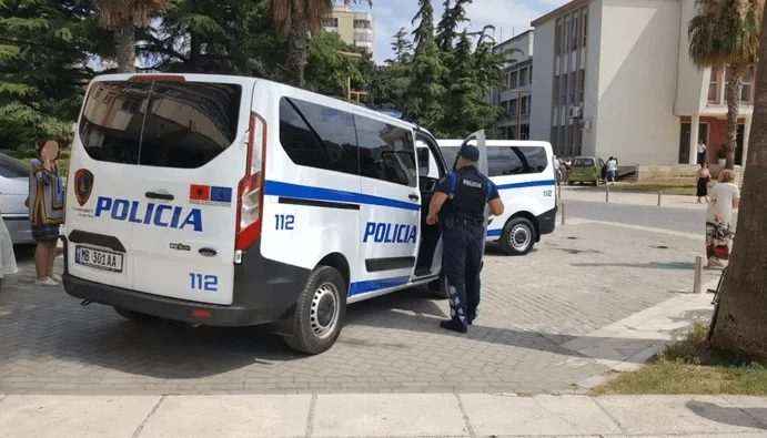 Drejtoria Vendore e Kufirit dhe Migracionit Korçë, u kap duke transportuar 17 emigrantë ilegalë, arrestohet 25-vjeçari