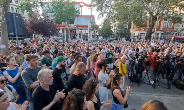 FOTOLAJM/ “Ç’u bë me Betimin e Hipokratit!”- Pamje nga protesta para Ministrisë së Shëndetësisë për skandalit te Onkologjiku