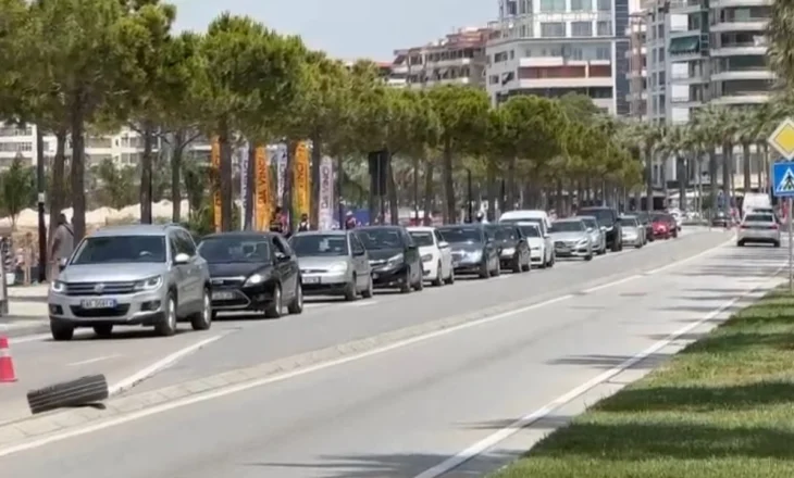 Fundjava në plazh, automjetet krijojnë trafik të rënduar në qytetin e Vlorës