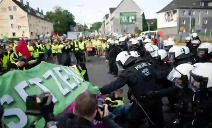 Gjermani/ Incidente jashtë konferencës së AfD, mijëra qytetarë protestojnë kundër partisë