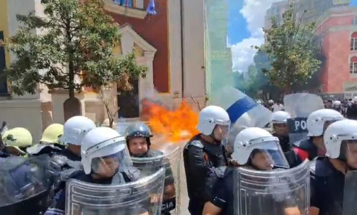 Hodhi molotov në drejtim të Bashkisë Tiranë, policia ndalon protestuesin 29-vjeçar