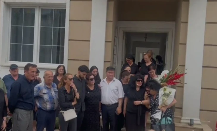 Homazhet për poetin Agim Doçi bëhen në një agjenci funerale, institucionet nuk organizuan asgjë në nder të tij