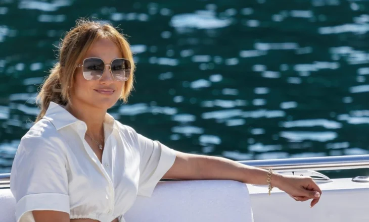 Jennifer Lopez shihet duke udhëtuar në një linjë ekonomike fluturimi!