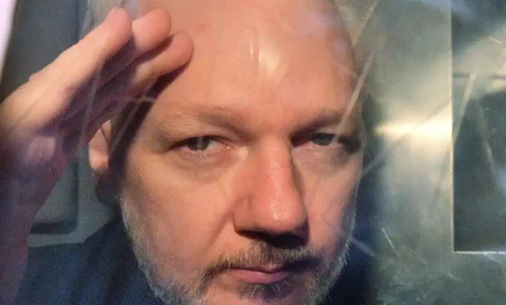 Julian Assange lirohet nga burgu pas marrëveshjes me SHBA për pranimin e fajësisë