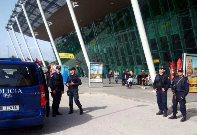 Kalonte qytetarë drejt BE kundrejt ryshfetit, arrestohet një tjetër polic i Rinasit