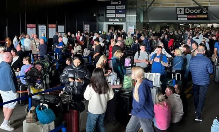 Kaos në aeroportin e Mançesterit, anulohen e shtyhen qindra fluturime, shkak energjia elektrike