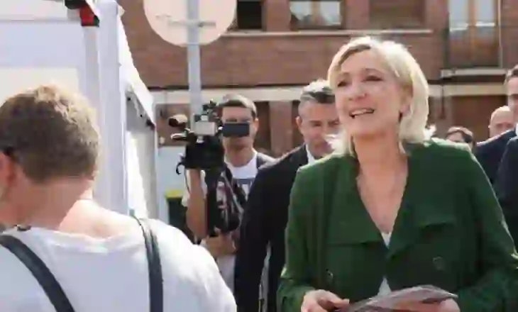 Le Pen “kërcënon” pushtetin e Macron: Nëse fitojmë, presidenti s’do ketë fuqi të dërgojë ushtrinë në Ukrainë!