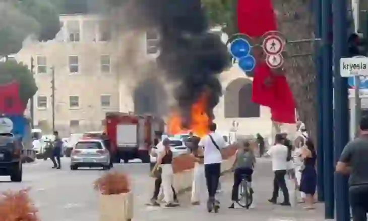 Makina e çiftit italian përfshihet nga flakët te sheshi “Nënë Tereza”, zona ‘pushtohet’ nga tymi (Foto)