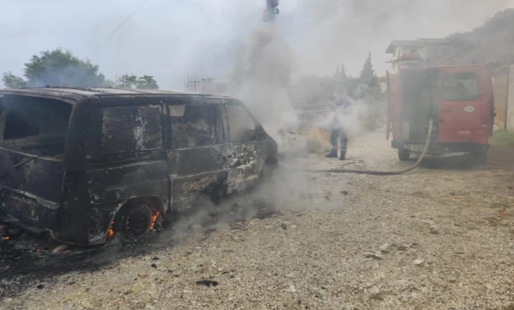 Makina përfshihet nga flakët në Vlorë, dyshohet zjarrvënie e qëllimshme