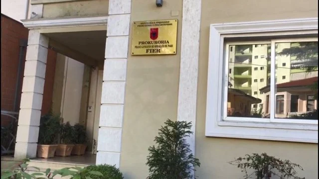 Masakroi me thikë fqinjin e i plagosi të birin, ja sa vite burg kërkon prokuroria e Fierit për autorin e krimit dhe vëllain e tij