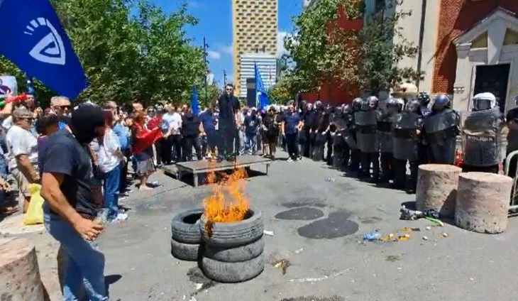 Mbyllet pas 1 ore protesta e 14 e opozitës para Bashkisë së Tiranës