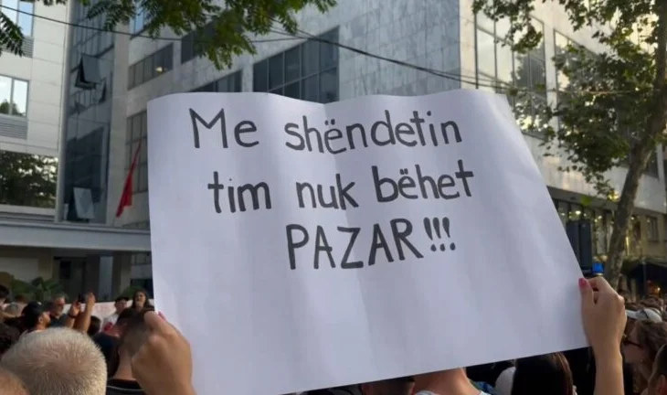 “Me shëndetin tim nuk bëhet pazar”, vijon protesta me pankarta para Ministrisë së Shëndetësisë