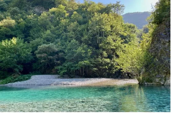 Mediat britanike krahasojnë pushimet në lumin e Shalës me ‘plazhet e Tailandës’ (video-foto)