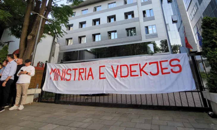 “Ministria e vdekjes”, protesta me pankarta para Ministrisë së Shëndetësisë/ FOTO