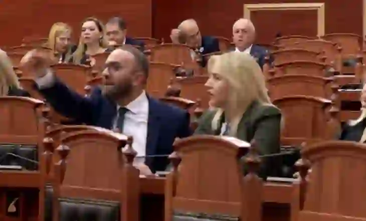 Ministrja Koçiu flet për “Onkologjikun”, deputetët e opozitës i bien tavolinave: Jep dorëheqjen!