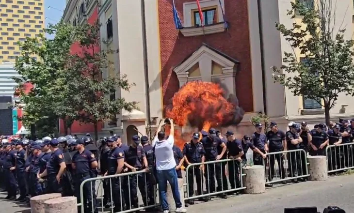 Nesër protesta e radhës para bashkisë Tiranë, policia njofton masat: Akset që bllokohen