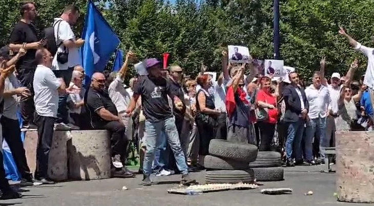 Nis protesta e opozitës, protestuesit sjellin goma, tymuese dhe vezë!