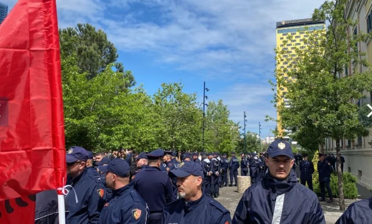 Opozita proteston sërish para Bashkisë së Tiranës, policia merr masat. Bllokohen disa rrugë