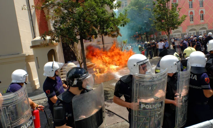 Opozita tubim të premten para Bashkisë, policia tregon rrugët që do të bllokohen dhe apelon protestuesit: Përdorimi i molotovit rrezikon jetën tuaj dhe të efektivëve