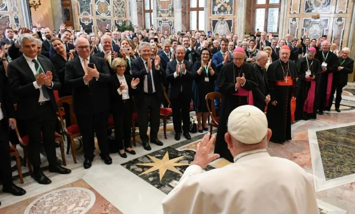 Papa Françesku: “Inteligjenca artificiale është dhe duhet të mbetet mjet në duart e njeriut”