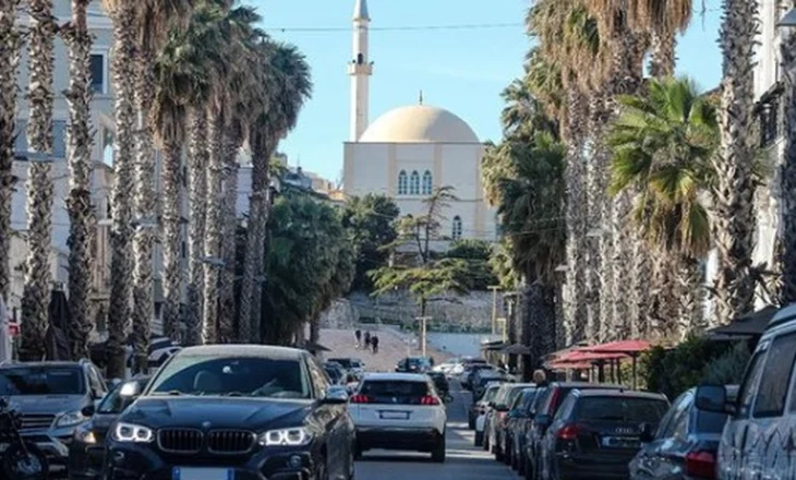 Parkimet në rrugët e Durrësit bëhen me pagesë, ja tarifat për secilën zonë