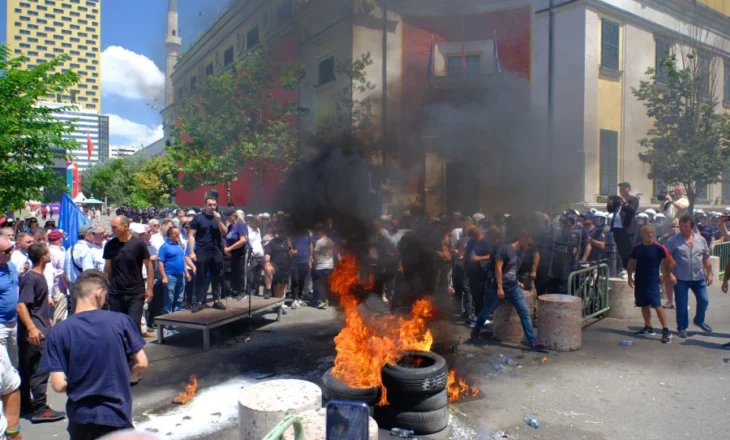 Përplasje mes protestuesve dhe policisë para Bashkisë, i vihet flaka gomave (VIDEO)