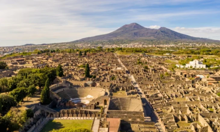 Po vizitonte vullkanin pranë Napolit, temperaturat e larta i marrin jetën turistit britanik