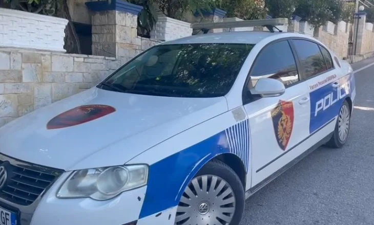 Policia shkon për ta arrestuar pasi kishte vjedhur në një tabakino, i riu dëmton shtëpinë e tij dhe hyn në një banesë tjetër për t’iu shmangur efektivëve