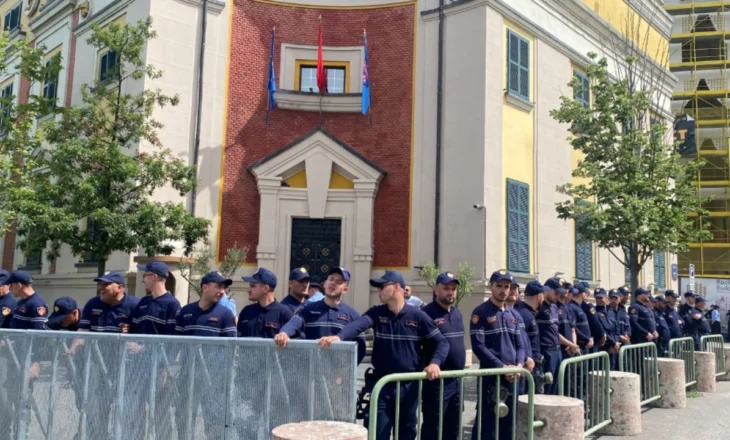 Protesta para Bashkisë së Tiranës/ Bllokohet qarkullimi në bulevardin kryesor, policia njofton masat gjatë të premtes