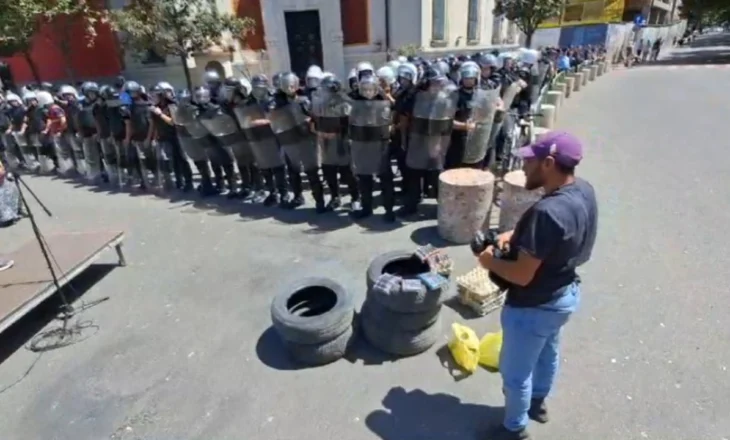 Protestë përpara Bashkisë së Tiranës, mbështetësit e opozitës sjellin me vete kapsolla, vezë dhe goma! Policia “blindon” zonën