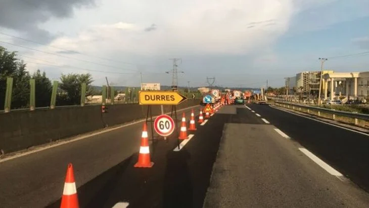 Punime në një pjesë të autostradës Tiranë-Durrës, policia apel shoferëve