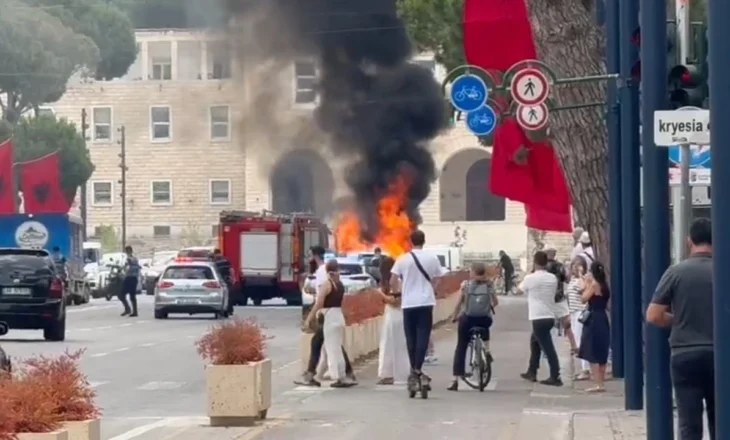 Pushimet kthehen në makth për shqiptaren/ Makina përfshihet nga flakët në bulevardin “Dëshmorët e Kombit”, zona ‘pushtohet’ nga tymi