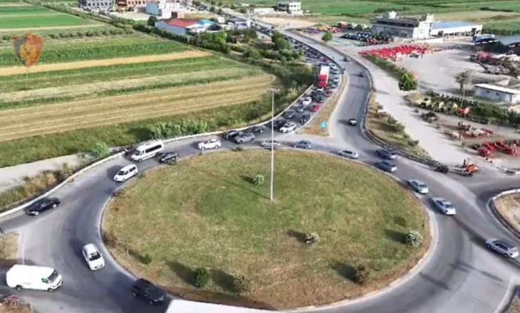 Qytetarët rendën në plazhe për të përballuar temperaturat e larta, si paraqitet situata në akset rrugore