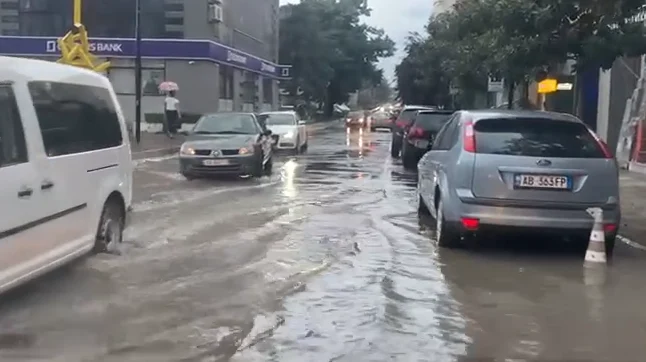 Reshje të dendura shiu në Lezhë, përmbyten disa rrugë të qytetit