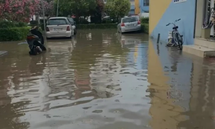 Shiu i verës përmbyt Lezhën, vështirësi në qarkullimin e automjeteve