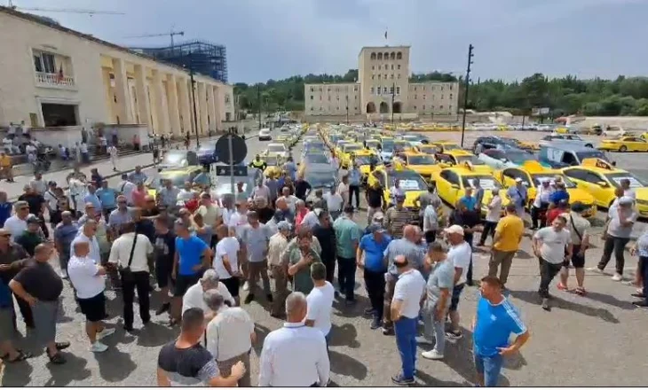 Taksistët e Tiranës dalin në protestë, kërkojnë ulje të çmimit të karburantit dhe respektim të tarifave në shërbim