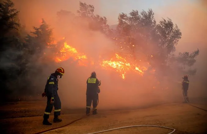 Temperaturat deri në 44 gradë Celsius, Greqia përballet me zjarre që kërcënojnë