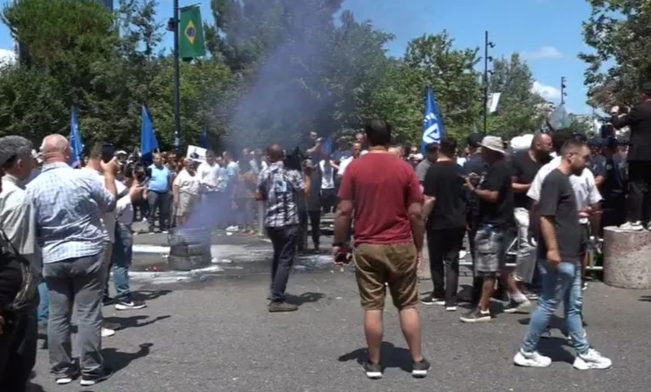 Tubimi i opozitës para Bashkisë së Tiranës, protestuesit hedhin shashka dhe djegin gomat!