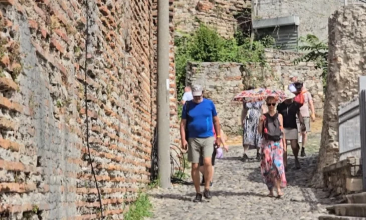 Turistët nuk duan vetëm detin/ Të interesuar për kulturën, arkeologjinë dhe natyrën shqiptare