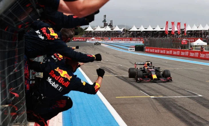 Verstappen “mbret” në Francë, i merr fitoren anglezit Hamilton 2 xhiro para fundit!