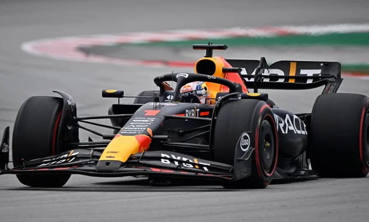 Verstappen triumfon në Spanjë dhe dominon botërorin, McLaren dhe Mercedes në podium