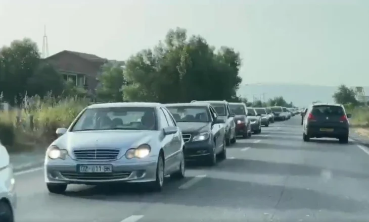 Video – Fundjava risjell trafikun kilometrik në rrugët e vendit