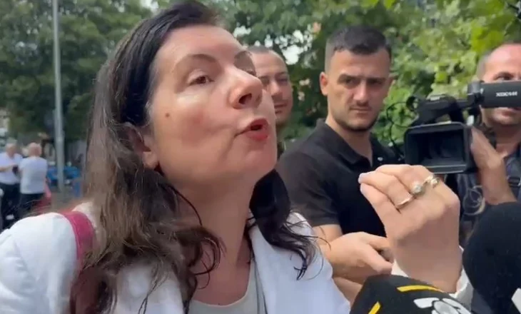 VIDEO/ “Ju më keni mërzitur”- Nën hetim për skandalin me pacientët me kancer në QSUT, mjekia Alketa Pere përplaset me gazetarët: Më keni nxjerrë fotot me sytë… S’je askushi