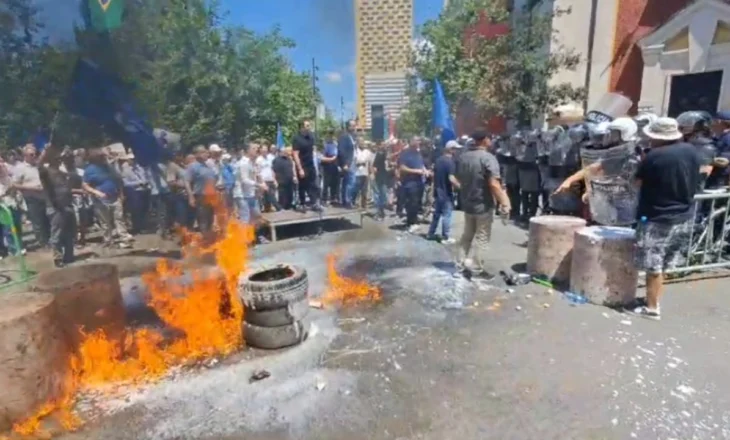 VIDEO/ Mbyllet protesta përpara Bashkisë së Tiranës, nuk mungojnë incidentet! Protestuesit dogjën gomat, policia u përgjigj me ujë