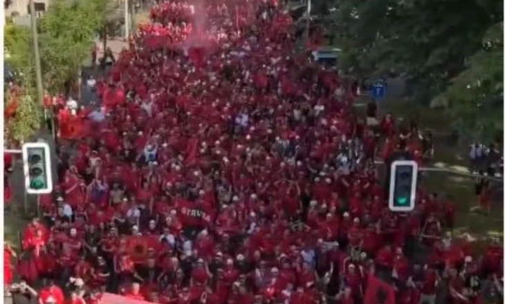 VIDEO/ Sonte sfida historike. Shqiptarët dhurojnë spektakël ne Dusseldorf, nis marshimi drejt stadiumit