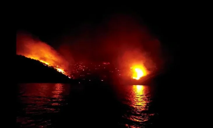 Vihet në kontroll zjarri në Hidra, u nis nga një jaht që hodhi fishekzjarrë