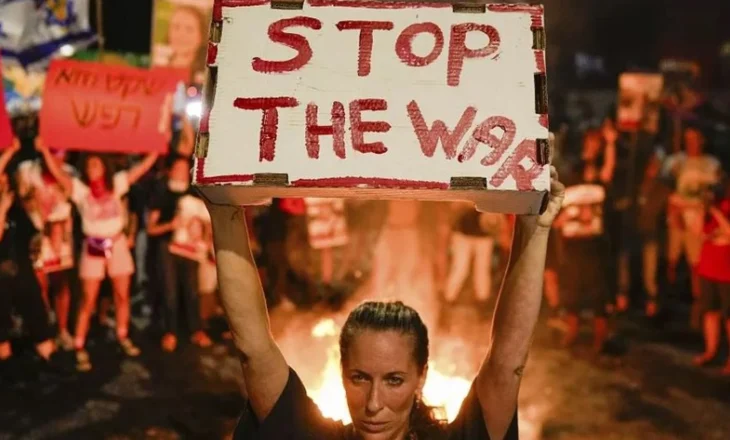 Vijojnë protestat masive në Tel Aviv, mijëra njerëz kërkojnë lirimin e pengjeve!