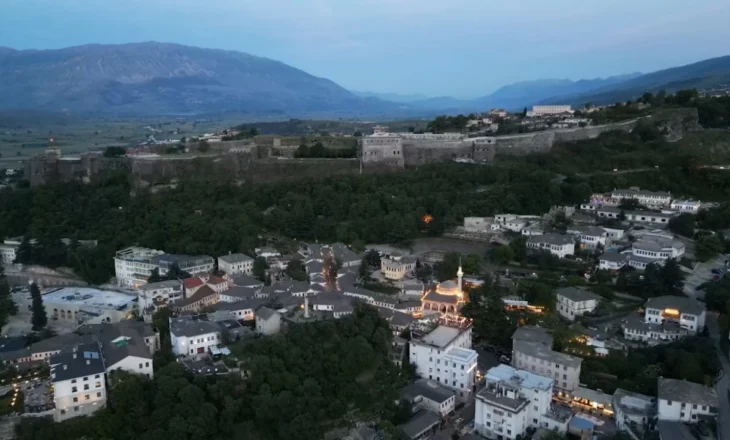 Zhurmat po largojnë turistët Gjirokastër! Review negative, hotelet u japin kufje turistëve që të flenë