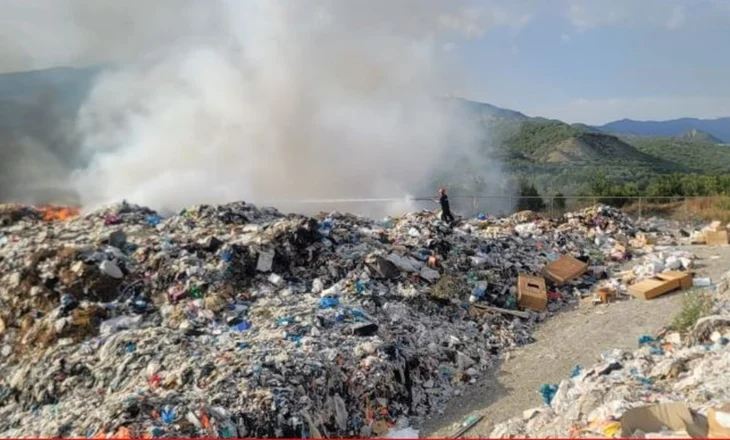 Zjarr në fushat e mbetjeve në Vlorë dhe Përmet, dyshohen raste të qëllimshme