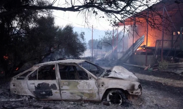 Zjarre masive në pyjet e Greqisë, një 55-vjeçar humb jetën, 120 zjarrfikës në luftë me flakët